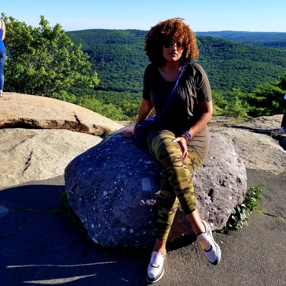 Meet your Posher, Tee